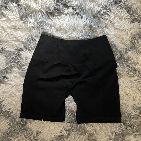 Alphalete Amplify Shorts in Black 4.5” - Picture 2 of 3